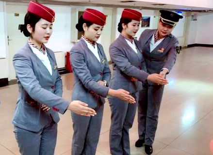 傳承光榮傳統(tǒng)，堅(jiān)持崗前禮儀培訓(xùn)，用心服務(wù)春運(yùn)旅客
